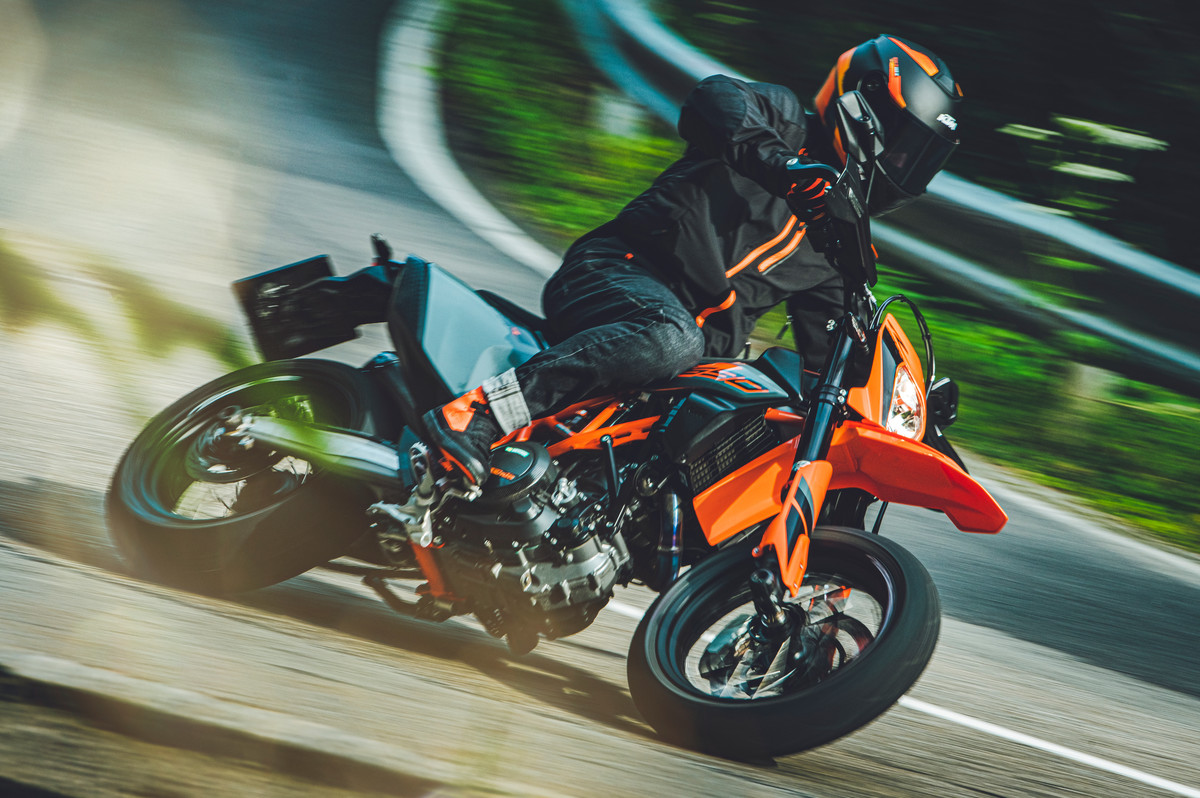 KTM 690 SMC et Enduro R 2021 : du gris chez les (...)