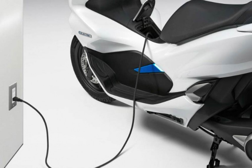 Honda, KTM, Piaggio et Yamaha s'associent pour des (...)