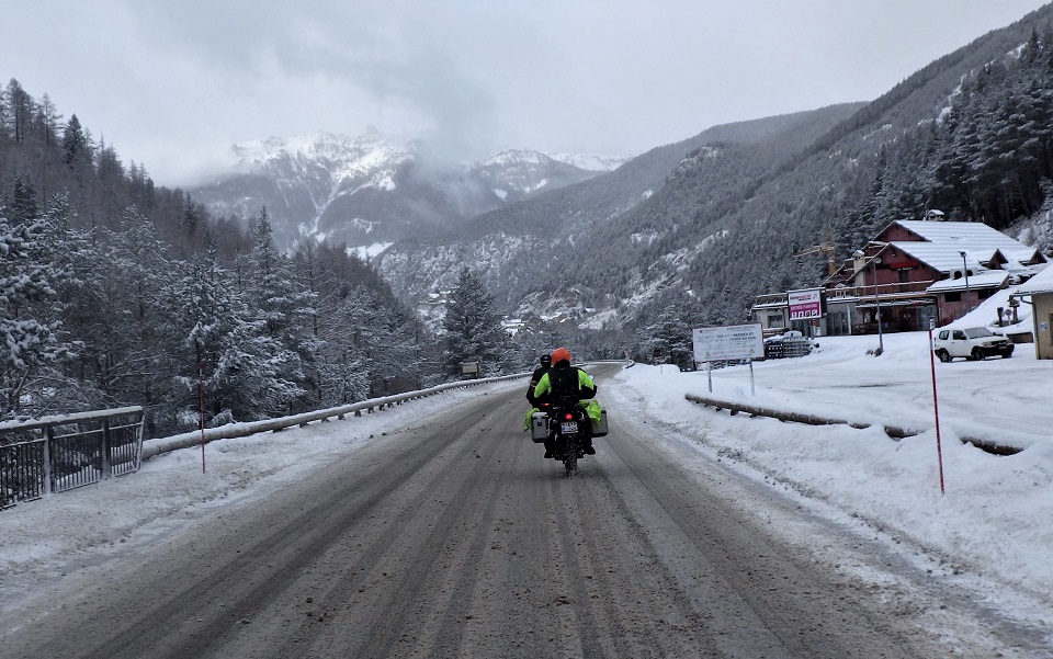 Balade glissante et test chaines à neige moto