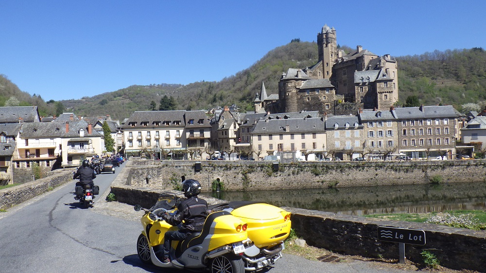 Week-end motos et side-cars : la Pâquerette au bord du (...)