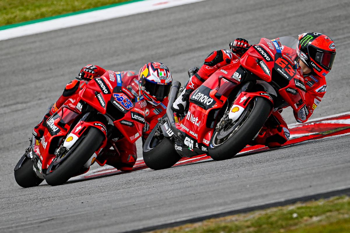 MotoGP : Bagnaia s'impose à Misano et revient dans (...)