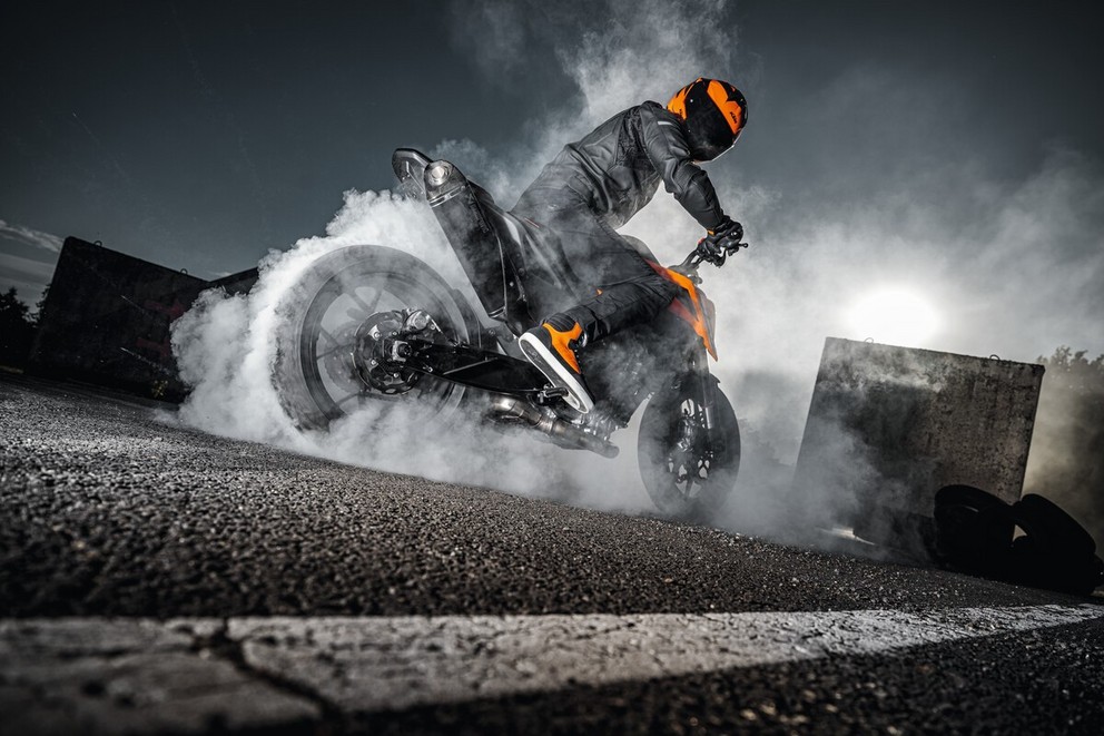 KTM 790 Duke 2025 : le scalpel se modernise un peu (...)