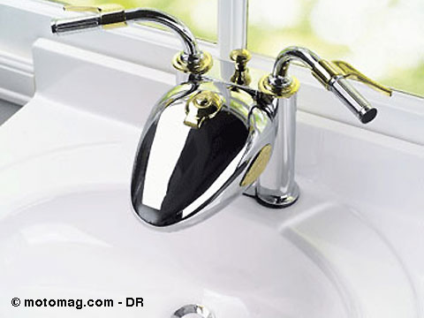 Une moto dans le lavabo