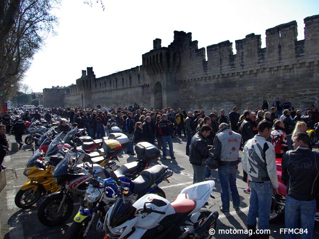 Manifs festives à Avignon (84) : 300 motards sous les (...)