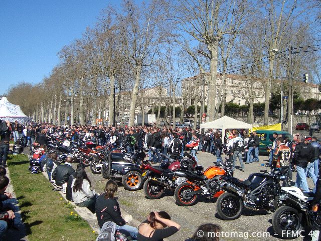 Manifestation festive sous le soleil du sud ouest à Agen (...)