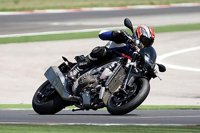 Aprilia Tuono V4 : premières images volées Aprilia Tuono V4 : premières images volées