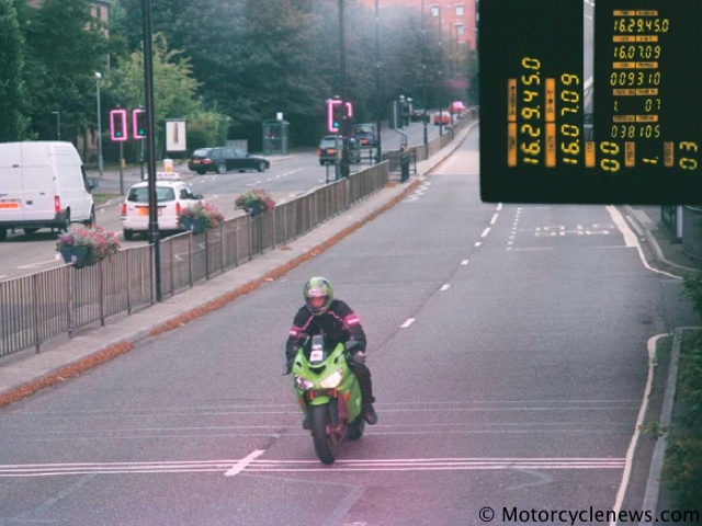 Angleterre : un motard, flashé 7 fois est démasqué