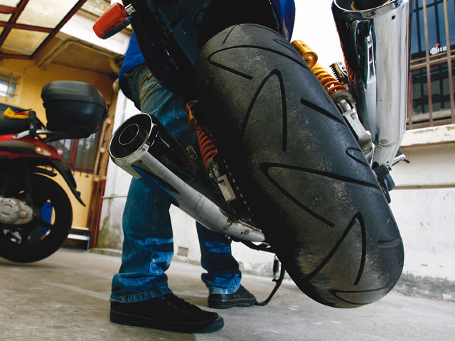 Manœuvrer sa moto à l'arrêt