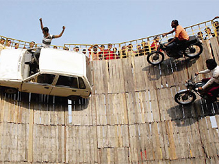 Inde : autos et motos se croisent sur le mur de la mort (...)