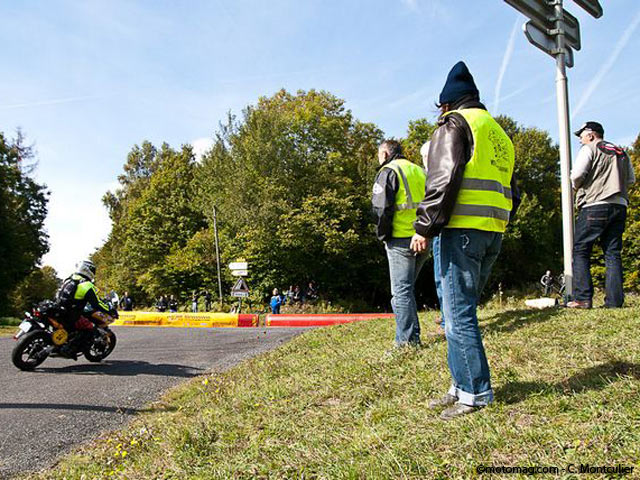 Commissaires du Moto Tour : au bord des routes, avec (...)