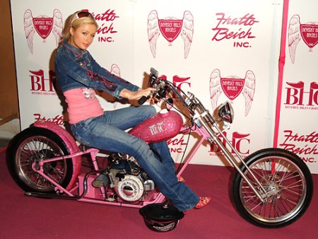 Paris Hilton s'investit dans le MotoGP