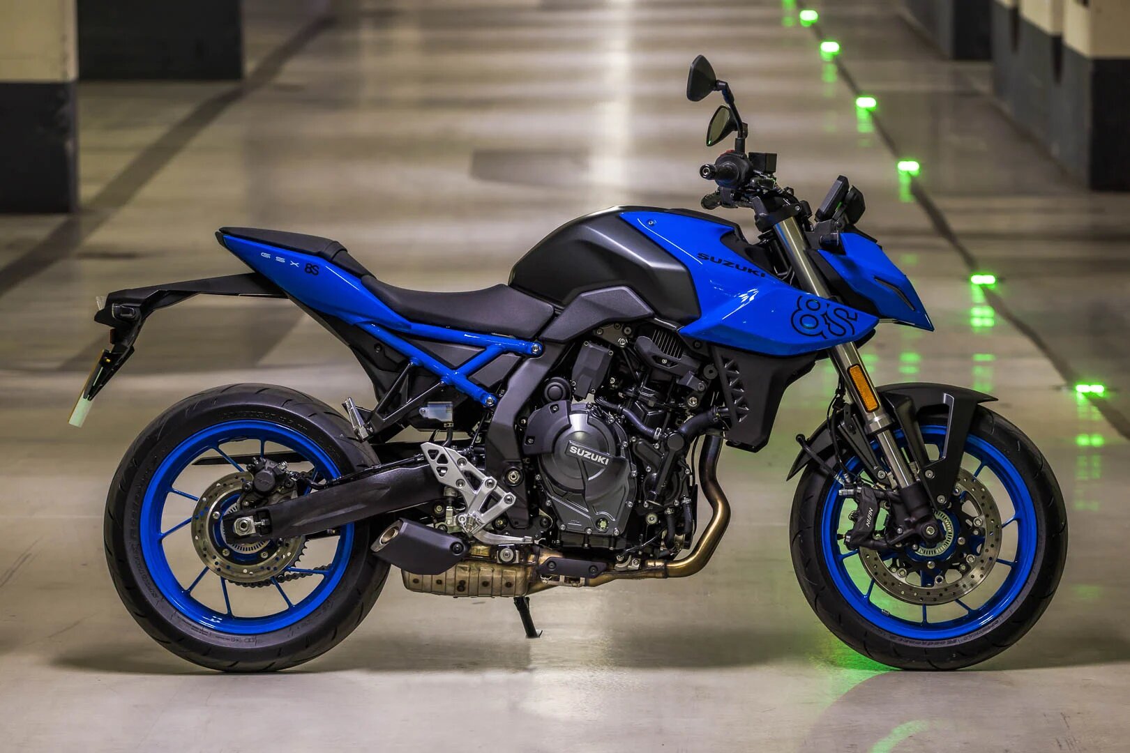 Suzuki GSX8S VS Honda CB750 le duel roadster de 2023