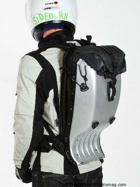 Rouler à moto avec un sac à dos 