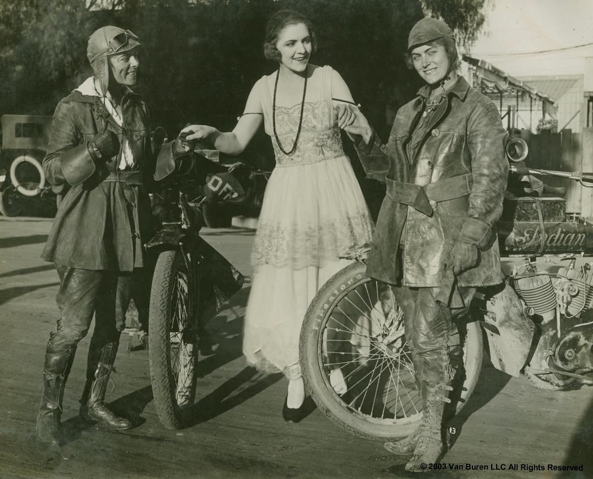 En 1916, la première traversée féminine à moto des USA Soeurs-van-buren-traversee-usa-1916_05-2