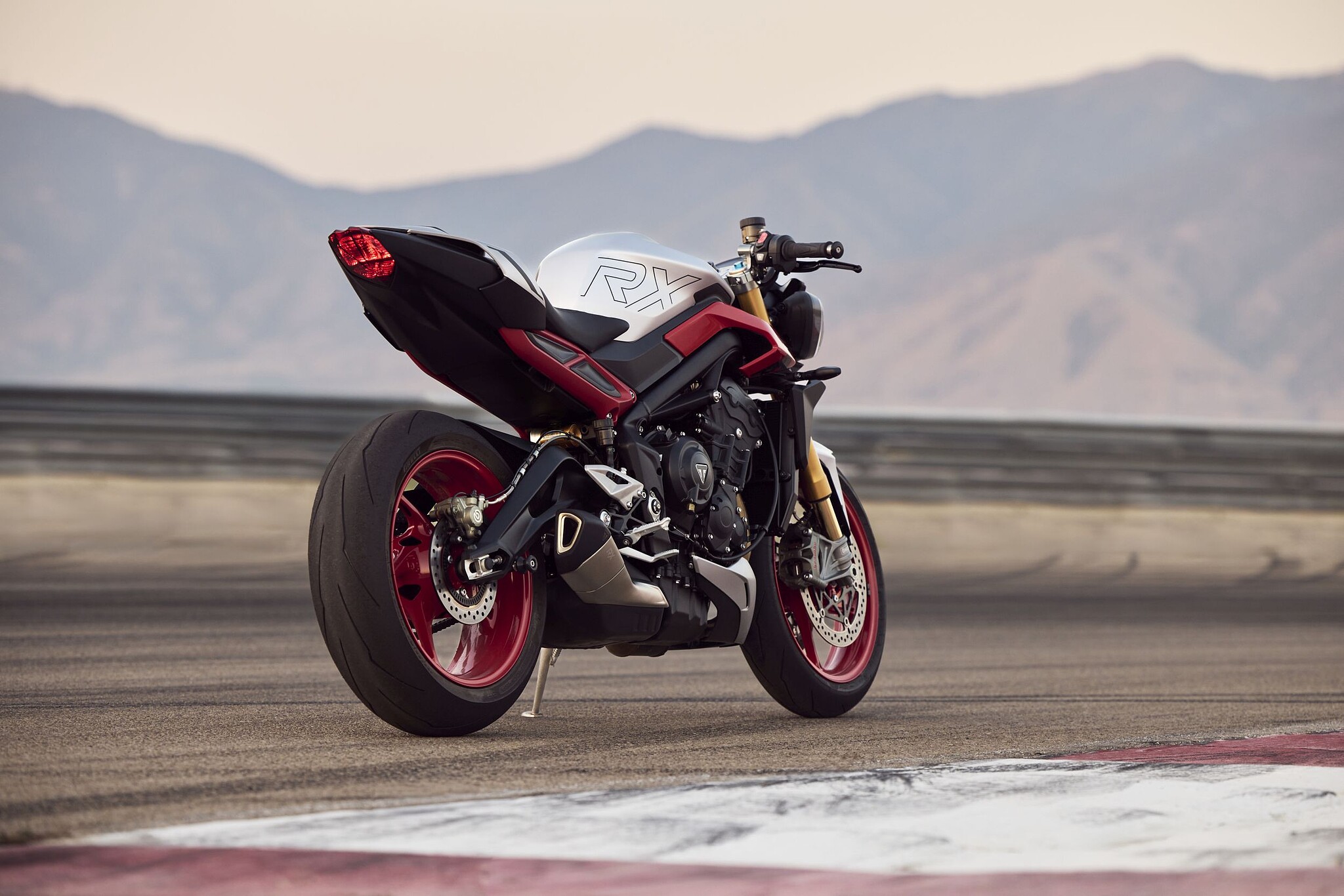 Triumph dÃ©voile ses nouvelles Street Triple 765 RX et Moto2 2026