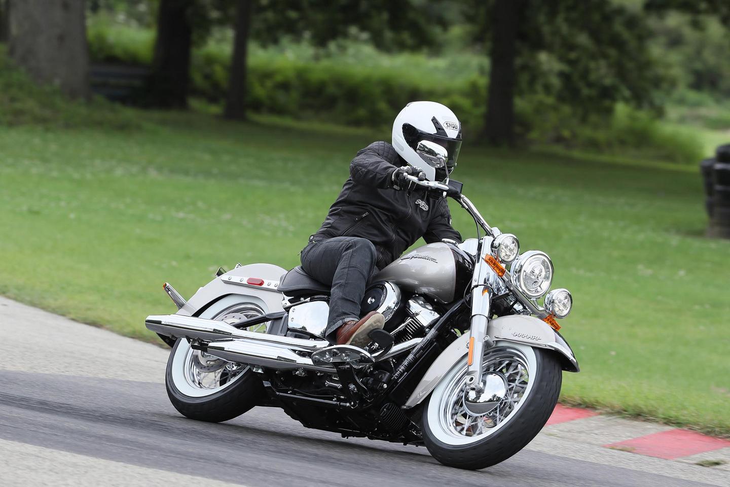 Harley-Davidson Softail Deluxe : ancrée dans la (...)