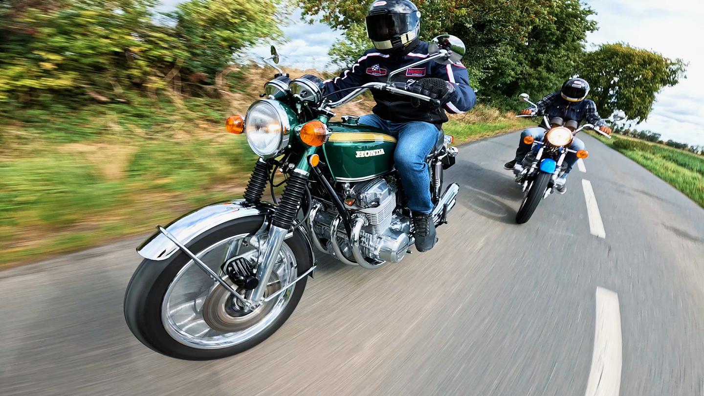 Kawasaki 750 H2 vs Honda 750 Four : le duel des légendes Kawasaki 750 H2 vs Honda 750 Four : le duel des (...)