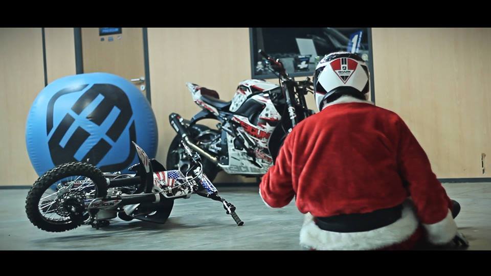 Vidéos : du stunt et du drift pour Noël