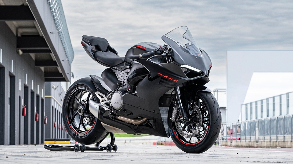 Ducati Panigale V2 2024 : noir c'est noir