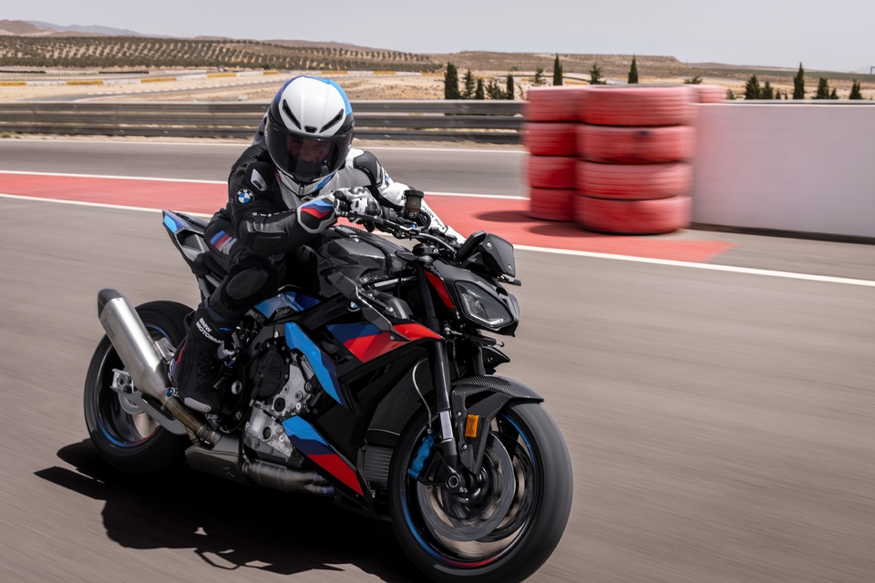BMW S 1000 R et M 1000 R 2025 : les roadsters bavarois (...)