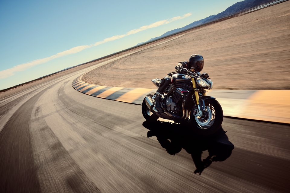 La Triumph Speed Triple 1200 RS 2025 gagne du muscle (...)