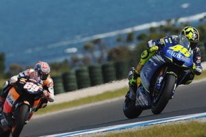 Malgré les attaques de Nicky Hayden (N°69), Valentino (...)