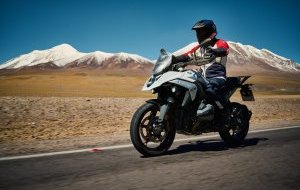 Confort et sécurité à moto : conseils équipements