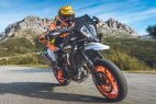 KTM 890 SMT 2023 : le supermotard touring fait son (...)