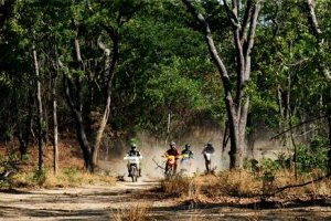 Raid en Zambie : motos et logistique bien pensées