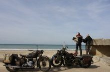 Deux motos du 6 juin 1944 à l'essai : Harley WLA et (...)