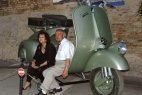 Maxi scooters : un Vespa géant à Cingoli (Italie)