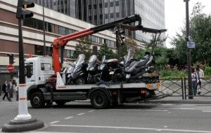 Paris : la chasse aux deux-roues mal stationnés est (...)