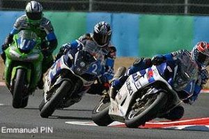 Suzuki place deux de ses machines, la une et la deux, (...)