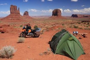 Grands voyageurs à moto : camping sauvage