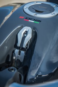 Ducati Monster 1200 S : attache réservoir