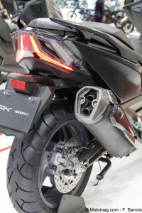 Scooter Kymco AK 550 : un casque sous la selle