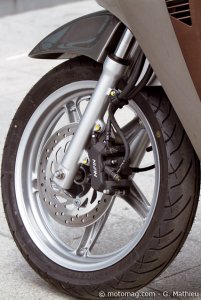 Essai Honda 125 SH : freinage couplé