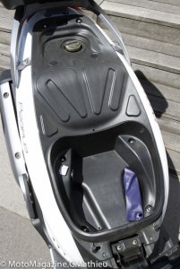 Kymco People 300 : petit coffre