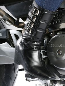 Test bottes femme Icon Bombshell : sur la moto