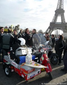 Paris-Dakar en scooter : aux pieds de la Dame de fer