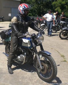British Bikes Days : Komar et sa T140