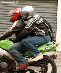 Duo à moto : acrosport ou acrobate