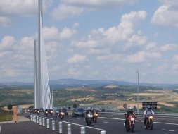1500 motards sur le viaduc de Millau !