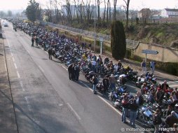 Manif Auxerre : 600 motards contre le brassard, le CT moto, la (...) Manif Auxerre : 600 motards contre le brassard, le CT (...)