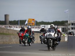 Autos et motos anciennes se retrouvent à Montlhéry