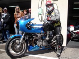 Moto ancienne : Guy Bertin et la Honda n°61 au Bol (...)