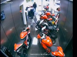 Vidéo : une tentative de vol de moto qui tourne (...)