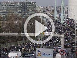 3.000 motards à Paris se font entendre des candidats à la mairie 3.000 motards à Paris se font entendre des candidats à (...)