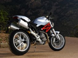 Nouveauté moto 2009 : Ducati Monster 1100 et 1100 (...)