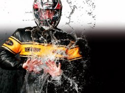 Vêtements moto : les eaux sur le cuir, pas sur la peau Vêtements moto : les eaux sur le cuir, pas sur la (...)
